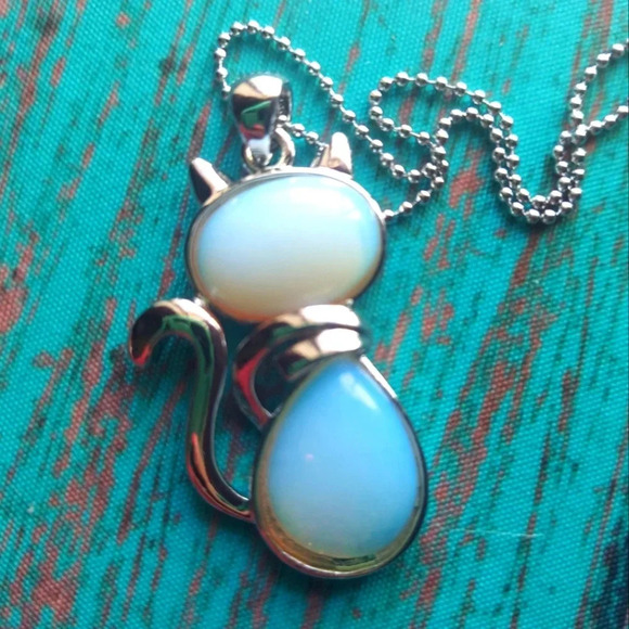 NWOT Opal Like Blue Stone Cat Pendant on 925 Silver Chain - Picture 1 of 3
